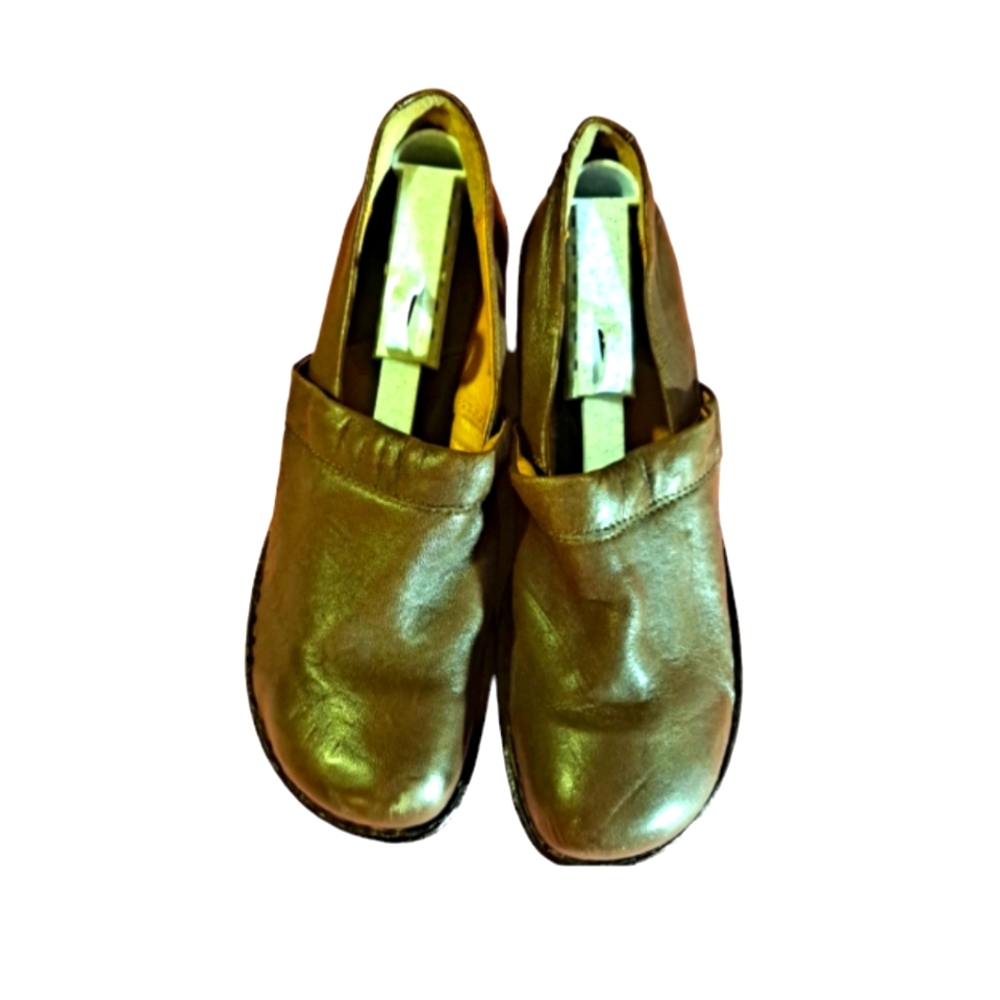 Born Women’s Brown Clogs Size 10